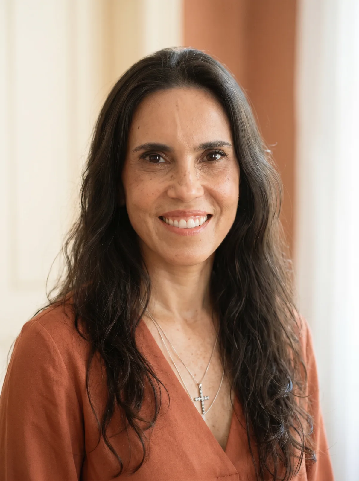 Erica Duque, nutricionista, com um sorriso acolhedor